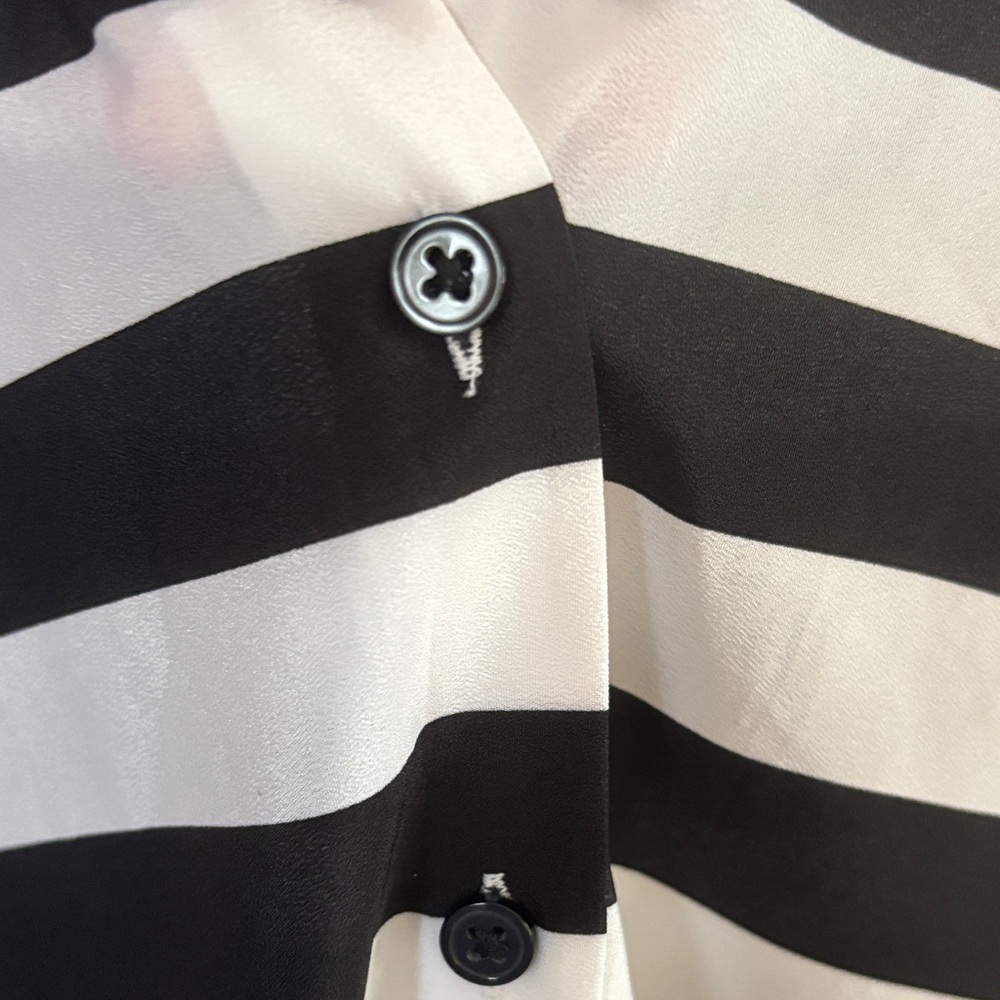 Beautiful Women's XXS Banana Republic Black Striped Long Sleeve Button Blouse - Picture 3 of 5